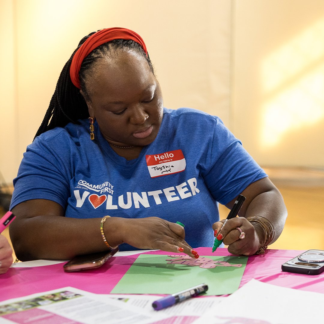 Volunteer creating an ornament. Volunteer creating an ornament.
